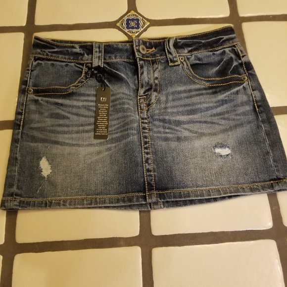 Victoria's Secret Low 5 Flap Slightly Distressed Medium Wash Jean Skirt - Picture 10 of 10